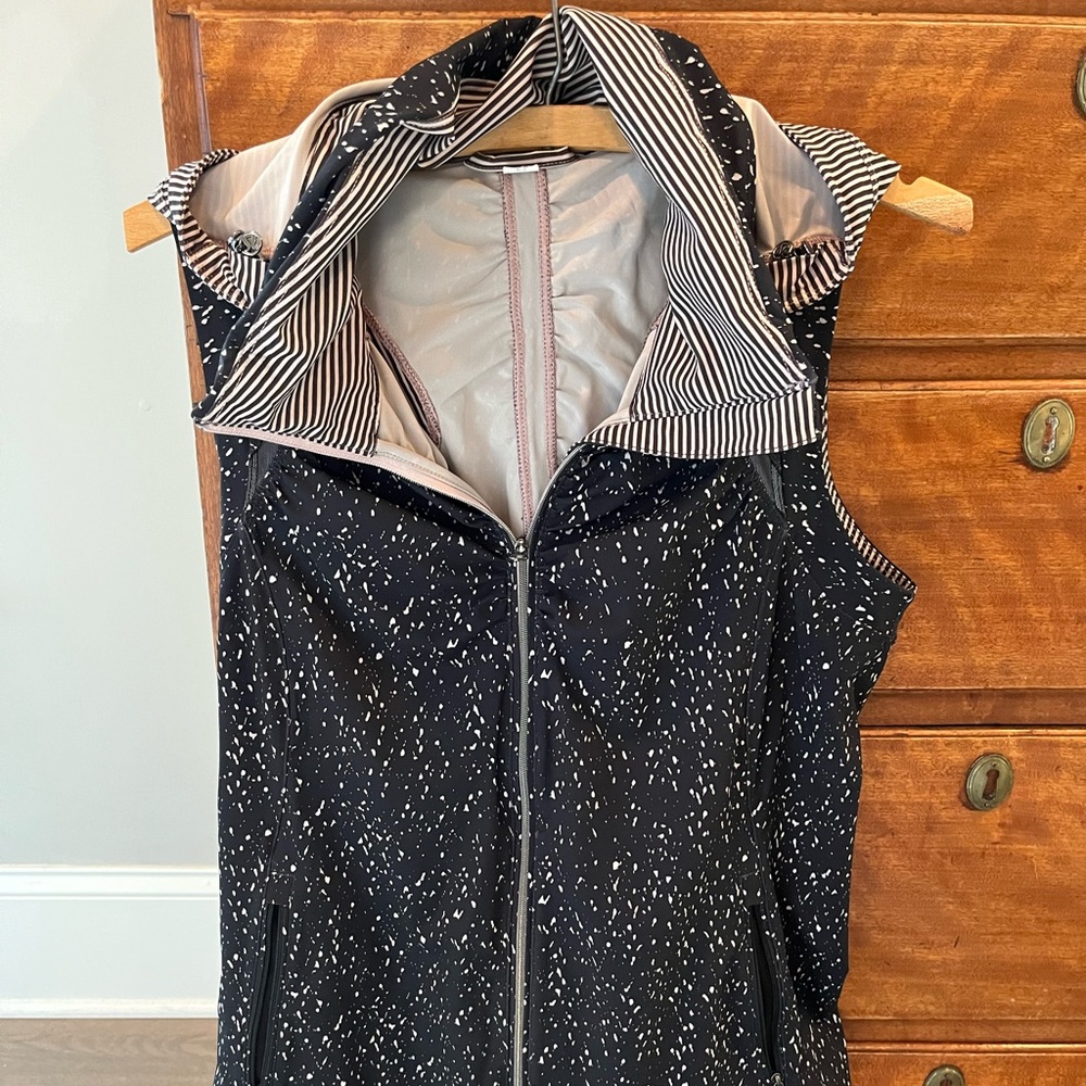 Lululemon weather resistant vest size 6